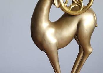 Elegancka figura jelenia w stylu Mid-Century Modern z akcentem Art Déco w z