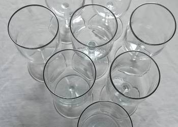 Zestaw 8 kieliszków do wina białego, obrzeża platynowane. Zestaw 8 kieliszków do wina białego, obrzeża platynowane.