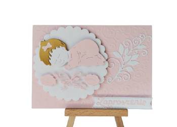 ZAPROSZENIA CHRZEST ŚWIĘTY DZIEWCZYNKA – DZIECIĄTKO W RAMCE C6 RÓŻ - BIEL