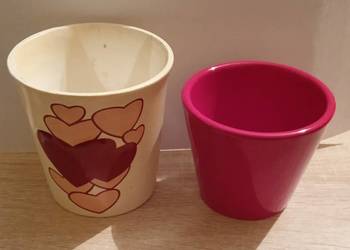2 doniczki ceramiczne: jasna i czerwona