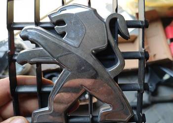 Emblemat znaczek peugeot3008 w grillu II gen