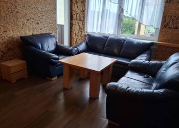 WYPOCZYNEK Z NATURALNEJ SKÓRY KLER +  GRATIS: BUKOWA SZAFKA NOCNA