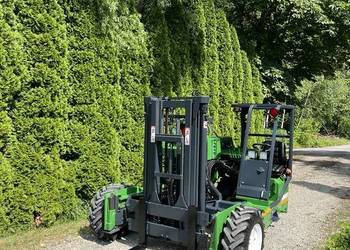 Moffett M9 podwieszany do załadunku kontenerów z drobiem