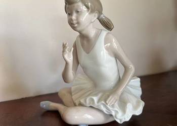 Lladro Nao. Figurka Baleriny ze skrzyżowanymi nogami - 7323