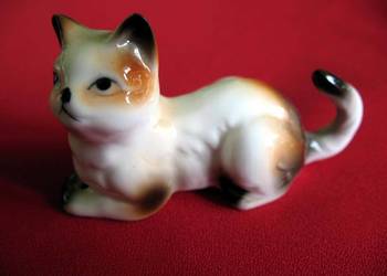 Kot - naturalistyczna figurka z porcelany - 4 x 6,5 x 2,5 cm