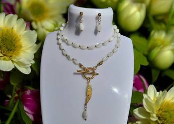 Naszyjnik z naturalnej, białej masy perłowej i złoty hematyt.