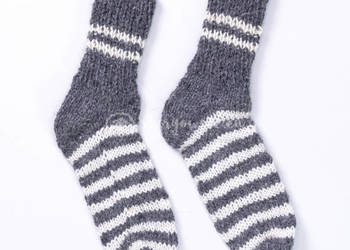 Wełniane skarpetki ciemno szare w białe paski, uniwersalne
