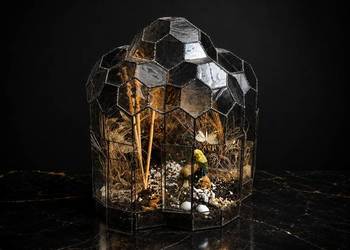Unikatowe Terrarium w Stylu Tiffany’ego – Szklana Kopuła Witrażowe Rękodzie