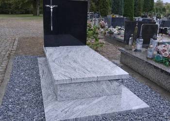 Nagrobek z granitu Wiscont white/ziemny Strzegom