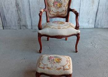 fotel w stylu Ludwikowskim z podnóżkiem / 384