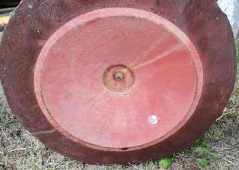 Odrzutnik plew łapacz plew koło chlodnicy kombajnu Massey Ferguson