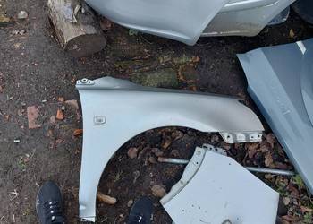 Toyota Avensis II T25 03-09 Prawy przedni przód błotnik 1C0 Kolor