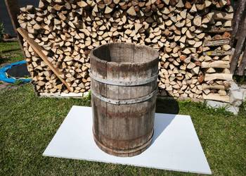 Zabytkowa drewniana beczka dębowa