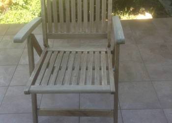 Składany fotel drewniany wielopozycyjny z podłokietnikami.