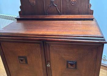 Stylowy kredens / komoda z ruchomą nadstawką – klasyczny, drewniany