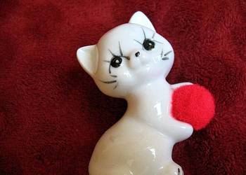 Kot - mały kotek z piłką - porcelana - Figurka - 8 x 5 x 4 cm