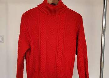 Czerwony sweter golf wzór splot warkoczowy