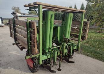 Sadzarka do ziemniaków kiełkowanych Hassia 2 rzędowa podesty na skrzynki