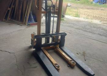 Paleciak masztowy podnoszony hydraulicznie