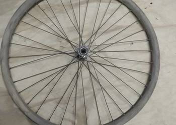 Drewniane stare koło rowerowe.