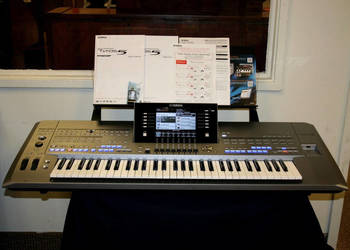 Yamaha Tyros 5 z 61 klawiszami
