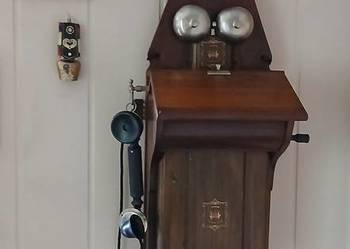 Zabytkowy telefon  na ścianę