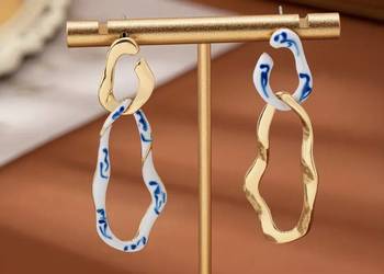Kolczyki wiszące złoty kolor biało-niebieski wzór eleganckie modne