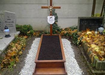 Krzyż drewniany, tabliczka, na grób, montaż krzyża, Legnica, Cmentarz