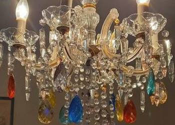 Szklany, sześcioramienny żyrandol z kolorowymi kryształami