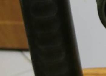 Latarka z grubego zielonego plastiku, z metalowym uchwytem