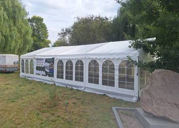 Namioty plenerowe z krzesłami;