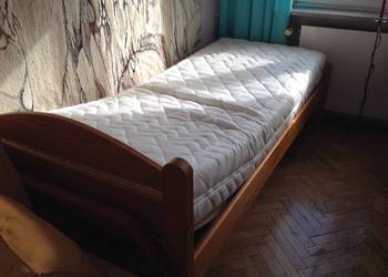 Łóżko z regulowanym stelażem i materacem