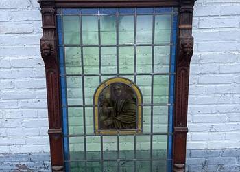 Stary kościelny witraż oprawiony w drewno z rzeźbieniami