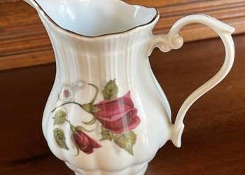 Mlecznik Wałbrzych. Made in Poland. Biała porcelana z pasową różą. Złocona Mlecznik Wałbrzych. Made in Poland. Biała porcelana z pasową różą. Złocona