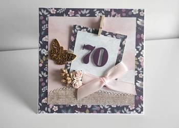 Kartka ręcznie robiona na urodziny z kwiatami i motylem Kartka ręcznie robiona na urodziny z kwiatami i motylem