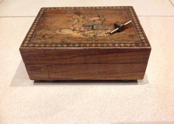 Stara Szkatułka Drewniana z Pozytywką Sygnowana