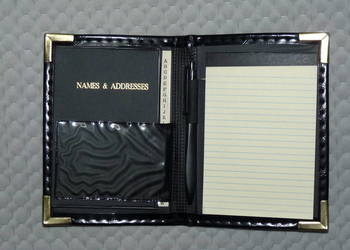 Notes z książeczką adresową w czarnej okładce