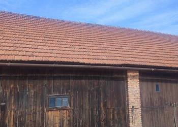 Stara stodoła stare deski belki cegła dachówka
