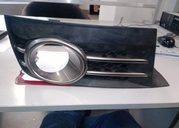 Ramka halogenu prawa w zderzaku Subaru.