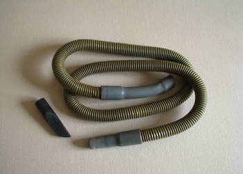 Szczelinówka i wąż ssący, rura – akcesoria do odkurzacza z czasów PRL