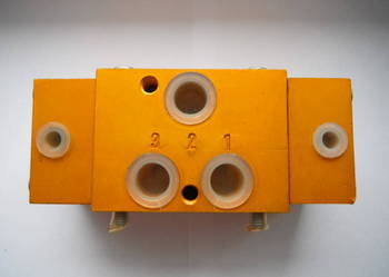 Rozdzielacz 1/3 pneumatyczny ZM Radom 611-R3/8"-32.1-18-B Rozdzielacz 1/3 pneumatyczny ZM Radom 611-R3/8"-32.1-18-B