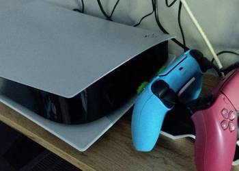 Playstation 5 z napędem + ładowarka + 2pady Stan BDB