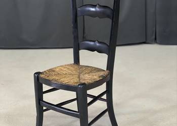 Antyczne krzesło drewniane z plecionym siedziskiem, styl rustykalny