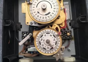 Zabytkowy elektromechaniczny zegar sterujący