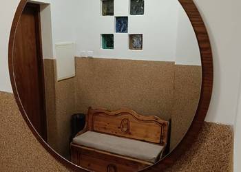 Duże lustro okrągłe na dębowej desce