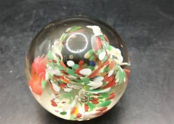 Kulka przycisk do papieru wzór trzech kolorowych kwiatów