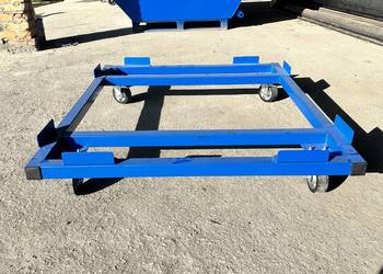 Wózek do transportu palet w zakładach przemysłowych.