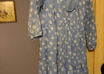 Niebieska sukienka w kwiatki