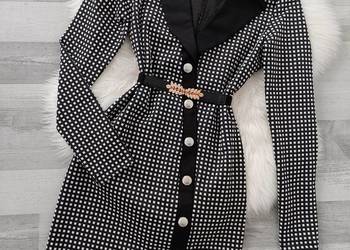 Sukienka biznesowa ozdobne Guziki