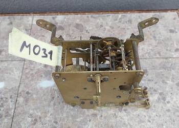 M031 Mechanizm starego zegara kominkowego bufetowego